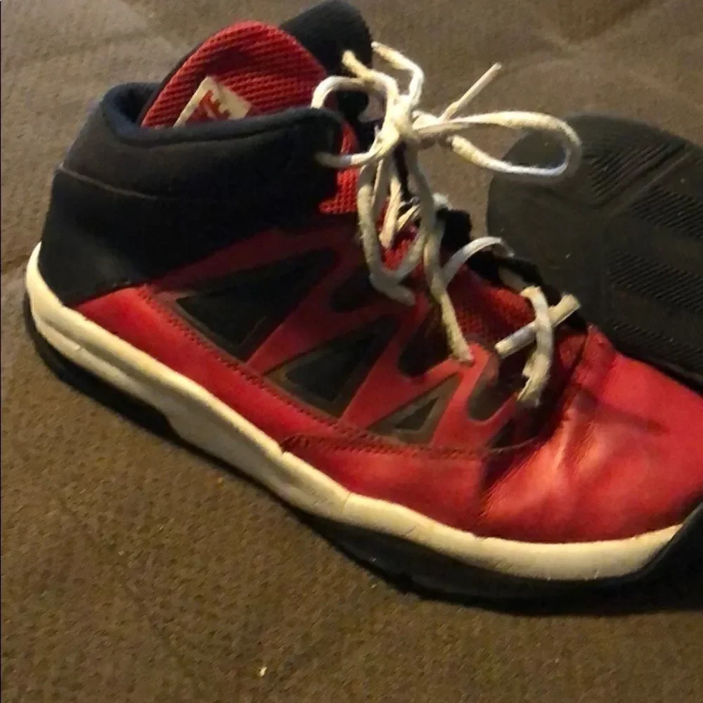 3/$15 or 5/$20 Boys size 7Y Nike stutter step basketball shoes